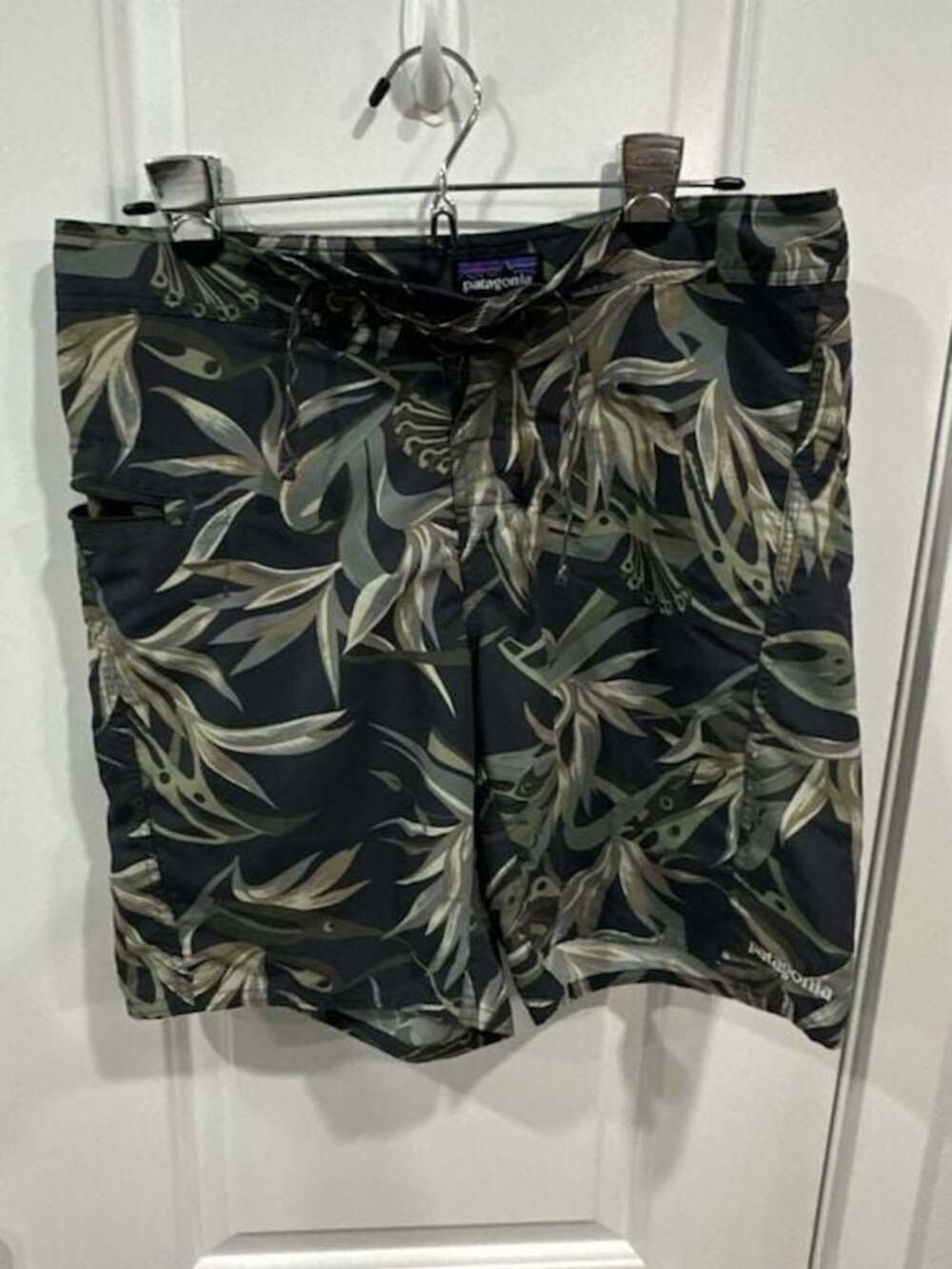 Patagonia Men's Floral Print Board Shorts Size 30